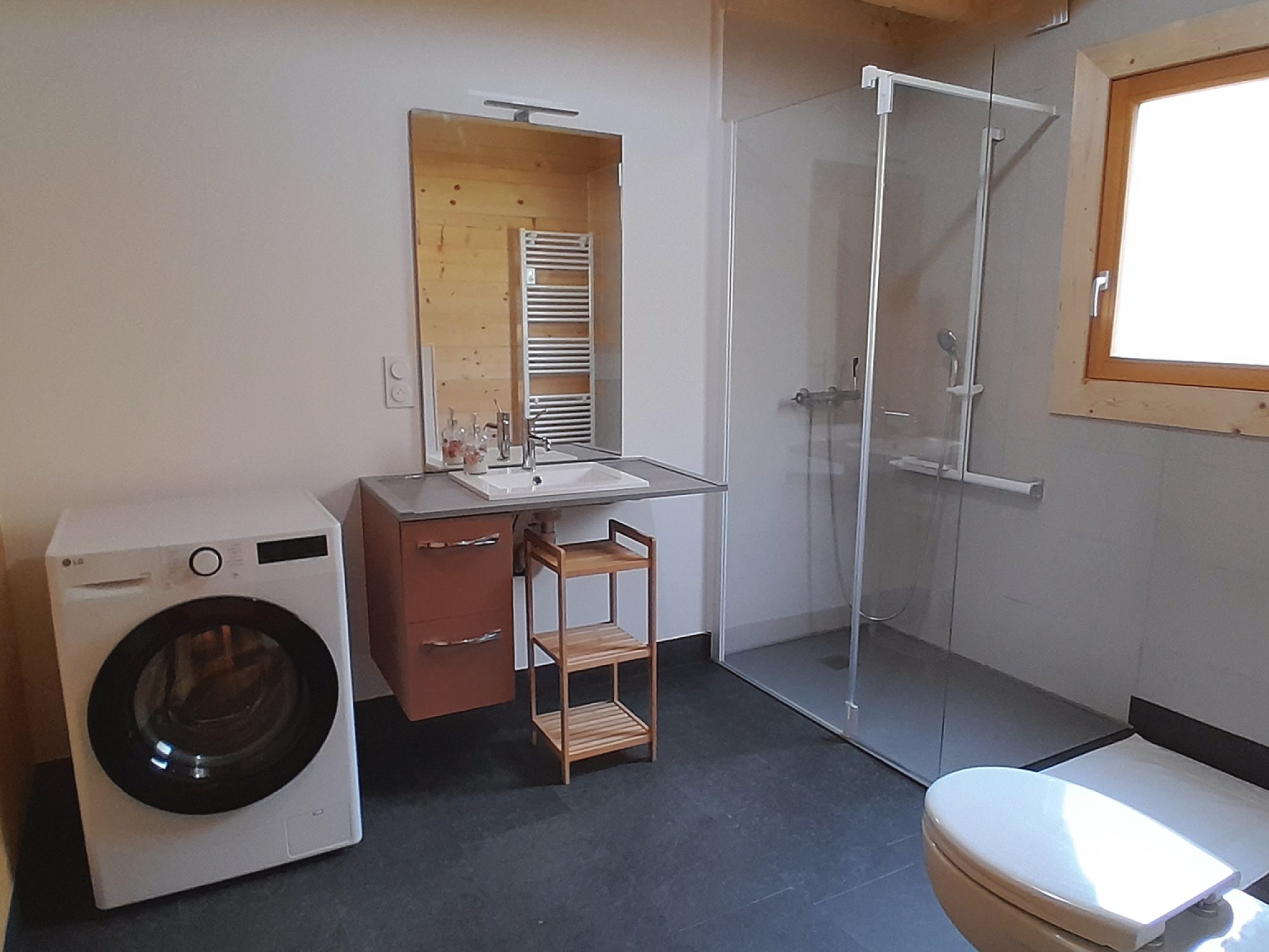 Salle de bain du bas du chalet La Godille, location en Savoie. Douche, lavabo, WC.