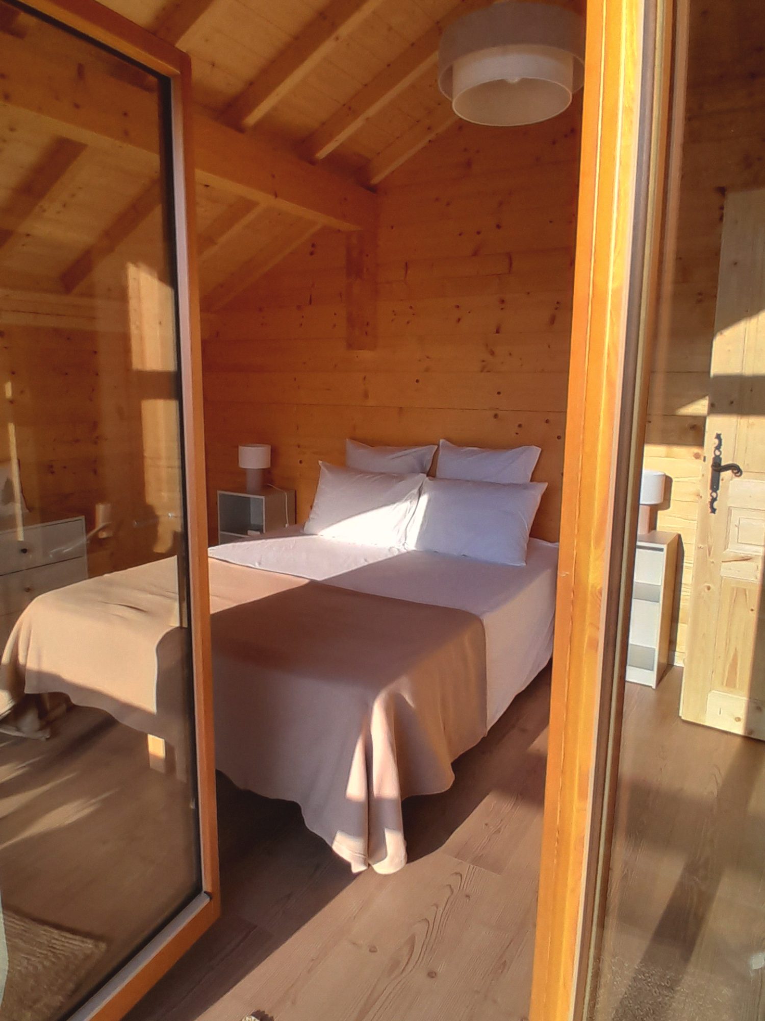 Chambre double de l'étage du chalet La Godille, location en saison à la semaine en Savoie à 5 minutes des pistes.