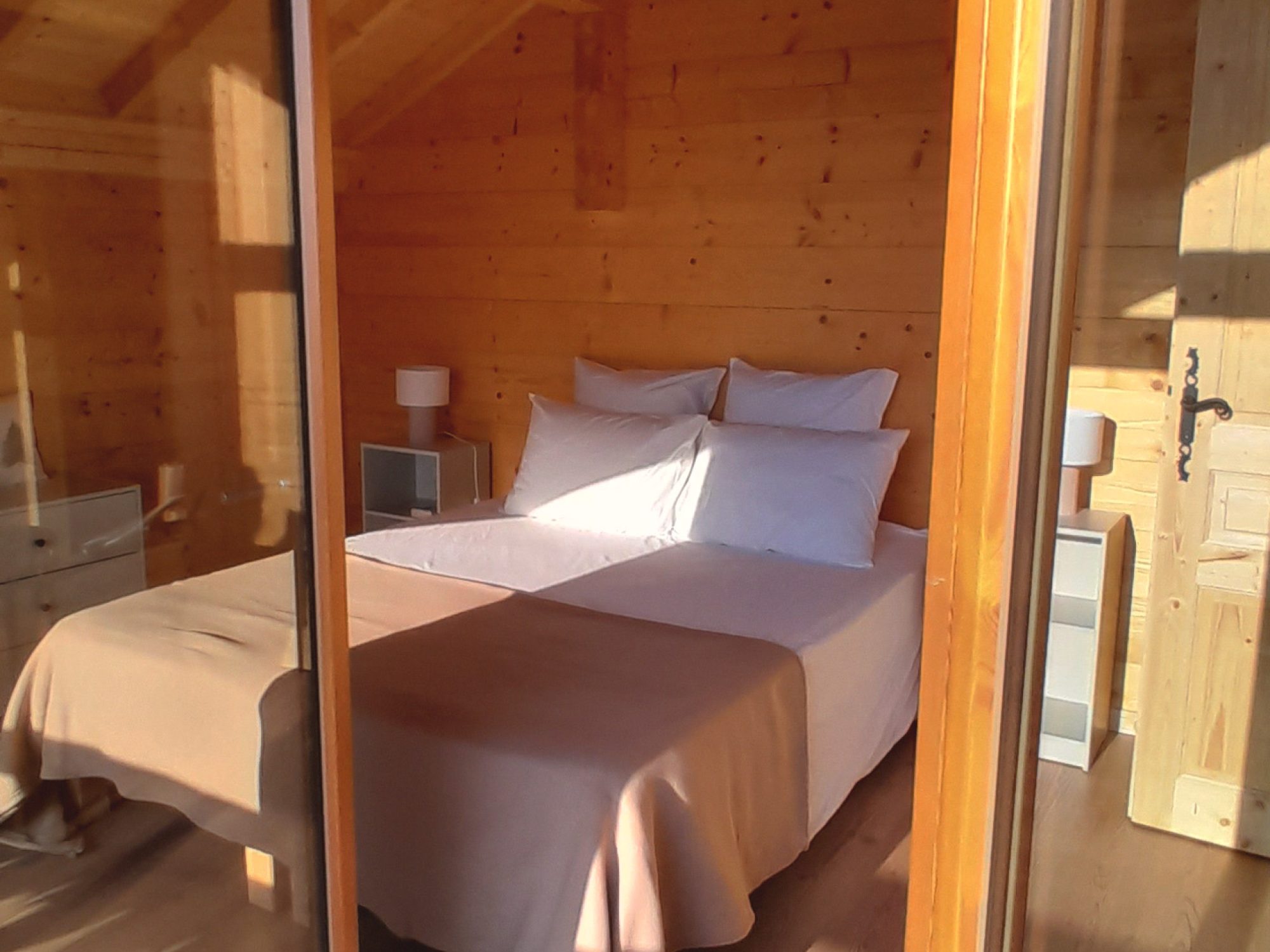 Chambre double de l'étage du chalet La Godille, location en saison à la semaine en Savoie à 5 minutes des pistes.