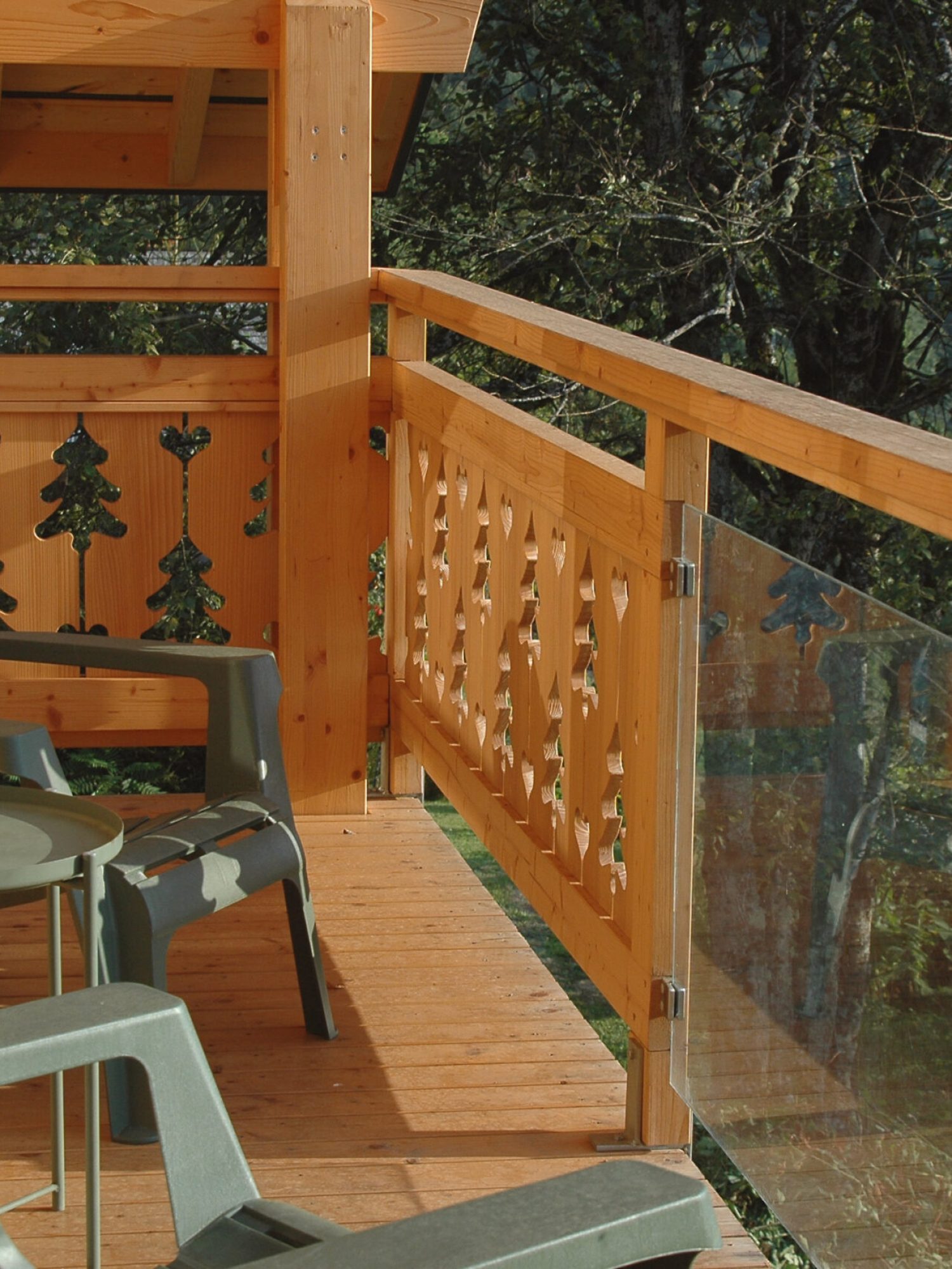 Balcon en bois du chalet La Godille, location en Val d'Arly, avec vue sur les Aravis.