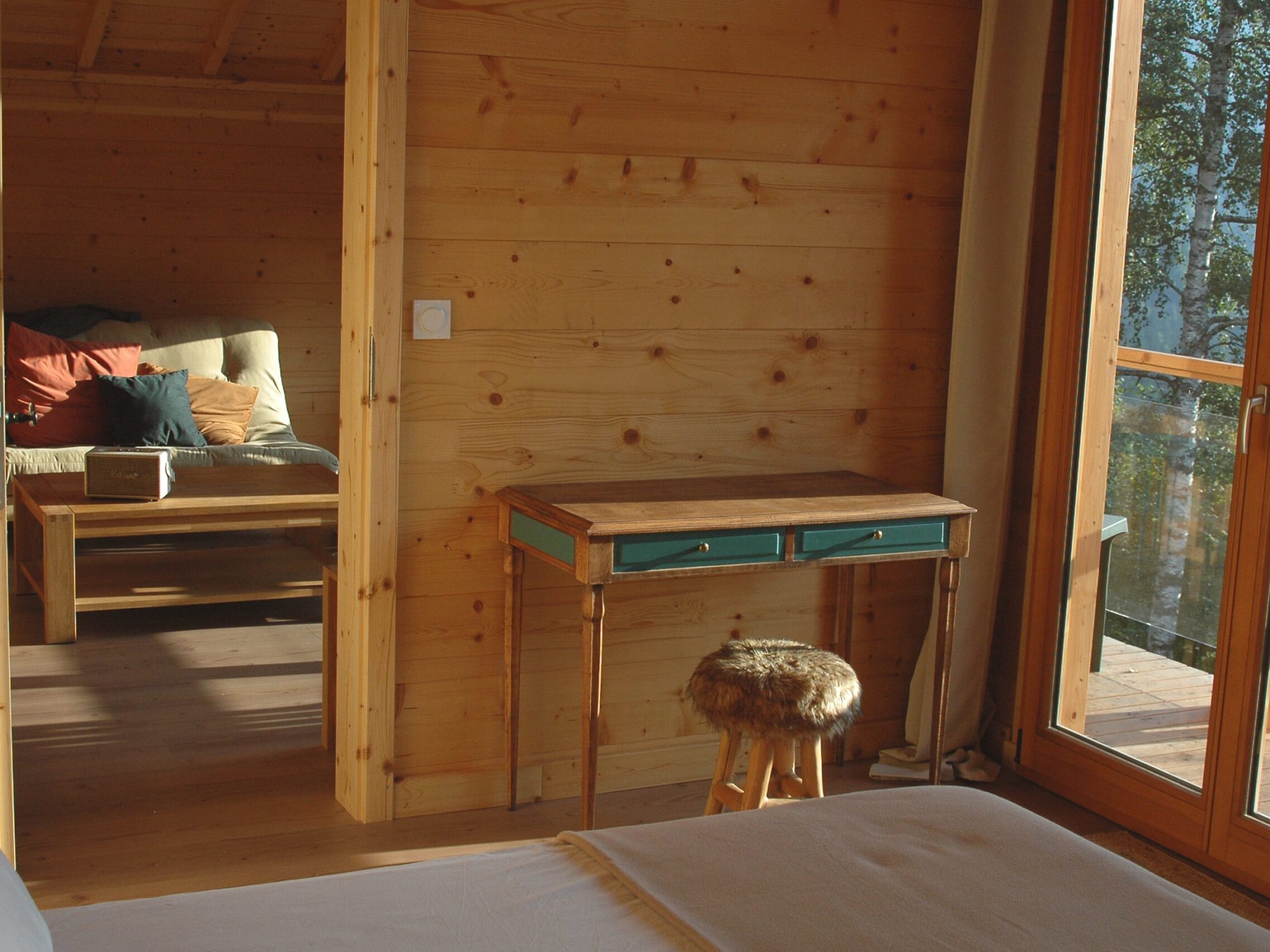 Chambre double de l'étage du chalet La Godille, location en Savoie. Vue sur les montagnes, chalet meublé tout en bois.