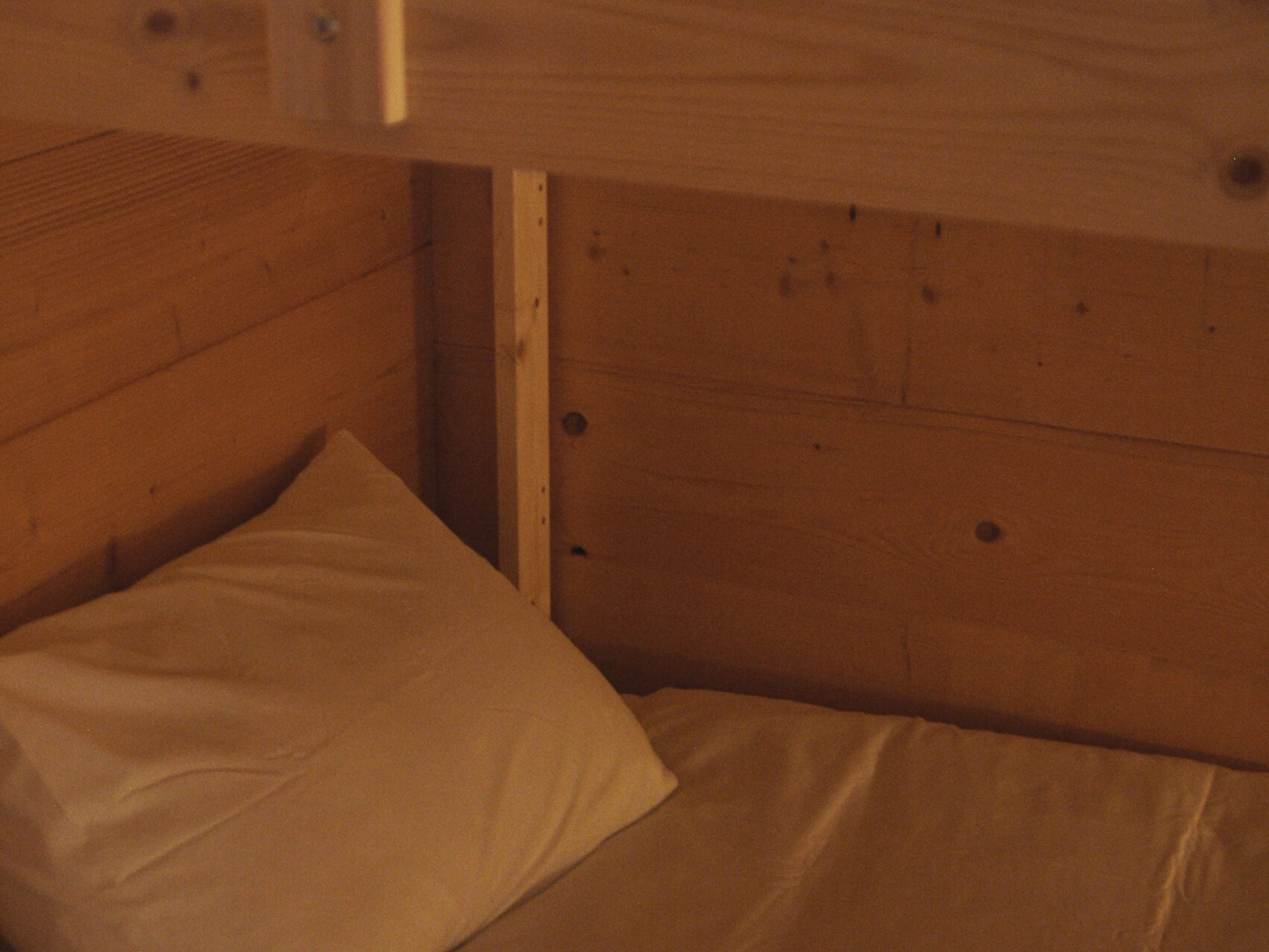 Lits superposes au chalet La Godille, location en Savoie. Mobilier et murs en bois, lits confortables, draps fournis.